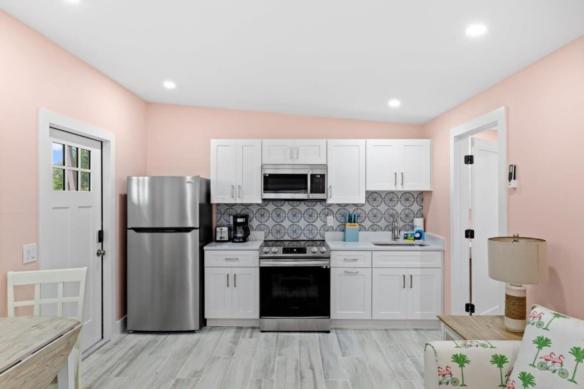 Charming Suite With Balcony And Bikes At Historic Sandpiper Inn Sanibel Esterno foto