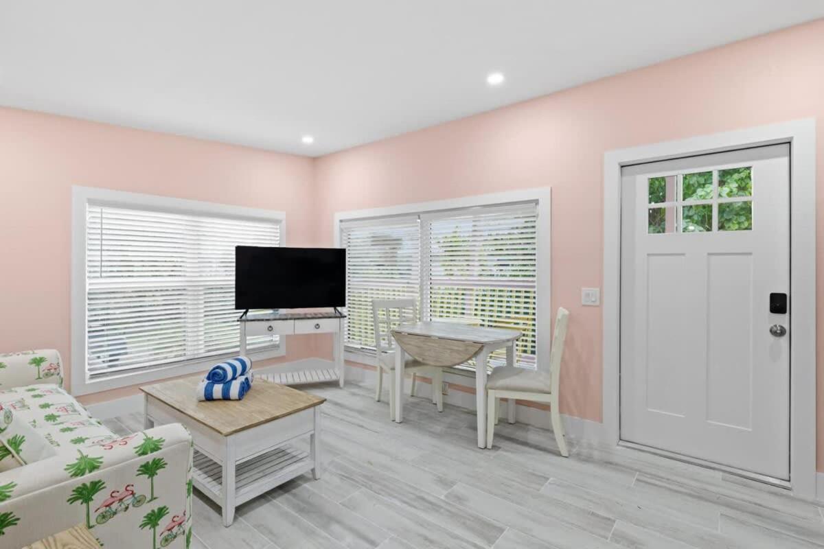 Charming Suite With Balcony And Bikes At Historic Sandpiper Inn Sanibel Esterno foto