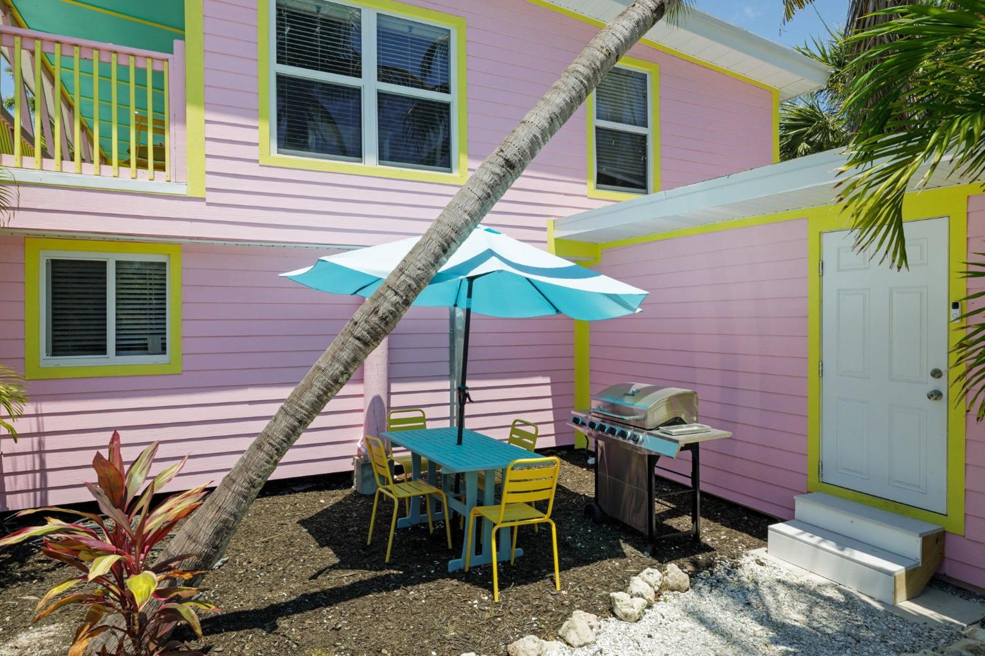 Charming Suite With Balcony And Bikes At Historic Sandpiper Inn Sanibel Esterno foto